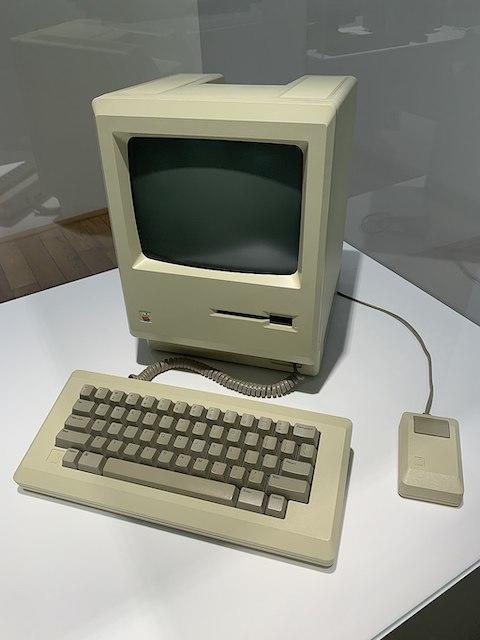 1024px-Apple_Museum_(Prague)_Macintosh_128K_(1984)_-_1.jpg